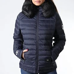 Promo 👍 Doudoune Capuche Fourrure Chauffante Femme Victoria Bleu Marine Noir de Comme Des Loups ⭐ 8 Promo 👍 Doudoune Capuche Fourrure Chauffante Femme Victoria Bleu Marine Noir de Comme Des Loups ⭐ -Comme Des Loups Soldes comme des loups 339127 VICTORIA NAVY FOUR BLACK 20221024T141713 03