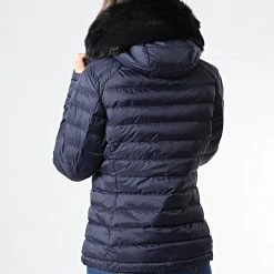 Promo 👍 Doudoune Capuche Fourrure Chauffante Femme Victoria Bleu Marine Noir de Comme Des Loups ⭐ 9 Promo 👍 Doudoune Capuche Fourrure Chauffante Femme Victoria Bleu Marine Noir de Comme Des Loups ⭐ -Comme Des Loups Soldes comme des loups 339127 VICTORIA NAVY FOUR BLACK 20221024T141715 04