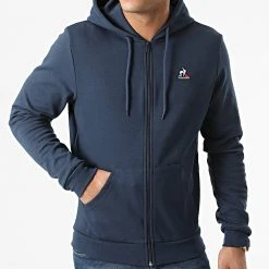 Vente flash ❤️ Sweat Zippé Capuche Essential N3 2120210 Bleu Marine de Le Coq Sportif ✔️ -Comme Des Loups Soldes le coq sportif 291629 2120210 20211118T162325 03