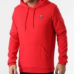 Grosses soldes 👍 Sweat Capuche Essential N1 2210365 Rouge de Le Coq Sportif 🎉