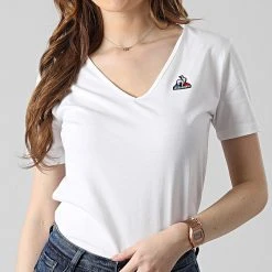 Sortie ⌛ Tee 👍 Shirt Femme Col V 2210511 Blanc de Le Coq Sportif ⭐
