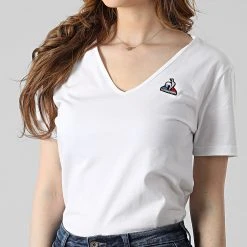 Sortie ⌛ Tee 👍 Shirt Femme Col V 2210511 Blanc de Le Coq Sportif ⭐ -Comme Des Loups Soldes le coq sportif 291684 2210511 20211209T160016 03