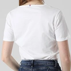 Sortie ⌛ Tee 👍 Shirt Femme Col V 2210511 Blanc de Le Coq Sportif ⭐ -Comme Des Loups Soldes le coq sportif 291684 2210511 20211209T160018 04