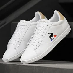 Budget ⌛ Baskets Court Classic 2121223 Optical White Tan de Le Coq Sportif ⌛ -Comme Des Loups Soldes le coq sportif 293744 2121223 20211203T150059 06