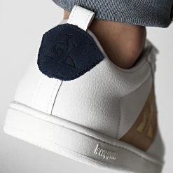 Tout neuf ⌛ Baskets Courtclassic BBR Premium 2210105 Optical White Tan de Le Coq Sportif ✔️ 10 Tout neuf ⌛ Baskets Courtclassic BBR Premium 2210105 Optical White Tan de Le Coq Sportif ✔️ -Comme Des Loups Soldes le coq sportif 302510 2210105 20220204T152959 04