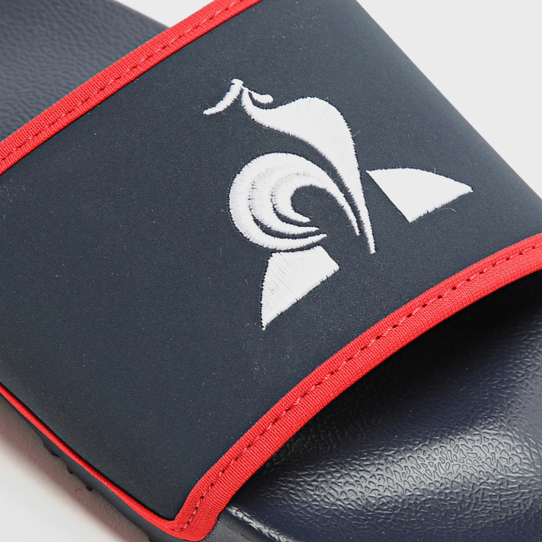 Offres 🔔 Claquettes 2210356 Bleu Marine de Le Coq Sportif 🎉 4 Offres 🔔 Claquettes 2210356 Bleu Marine de Le Coq Sportif 🎉 – Image 2