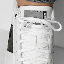 Bon marché ❤️ Baskets CourtClassic Black Jean 2220193 Optical White black de Le Coq Sportif ✨ -Comme Des Loups Soldes le coq sportif 322066 2220193 20220603T135625 03