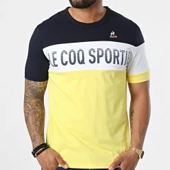 Coupon 🥰 Tee Shirt 2220294 Bleu Marine Jaune de Le Coq Sportif 🔔 -Comme Des Loups Soldes le coq sportif 323725 2220294 20220630T152629 03