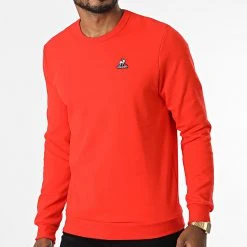 Offres ✨ Sweat Crewneck 2221037 Rouge de Le Coq Sportif 😍